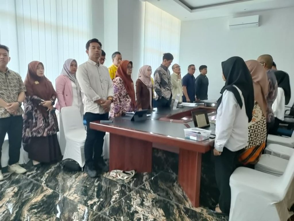 Tim BAPEMPERDA DPRD Soppeng bersama perancang peraturan Kemenkumham Sulsel saat pembahasan Ranperda dalam sesi konsultasi.