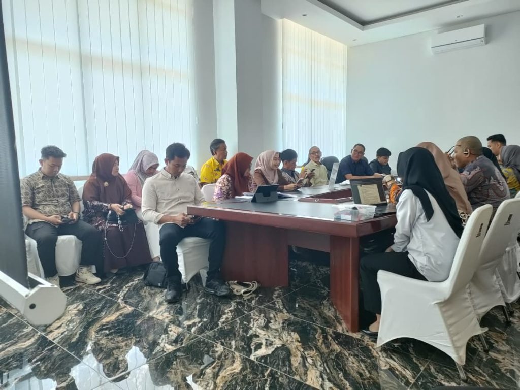 Delegasi DPRD Soppeng saat menerima arahan dari pejabat Kanwil Kemenkumham Sulsel dalam kegiatan harmonisasi peraturan daerah