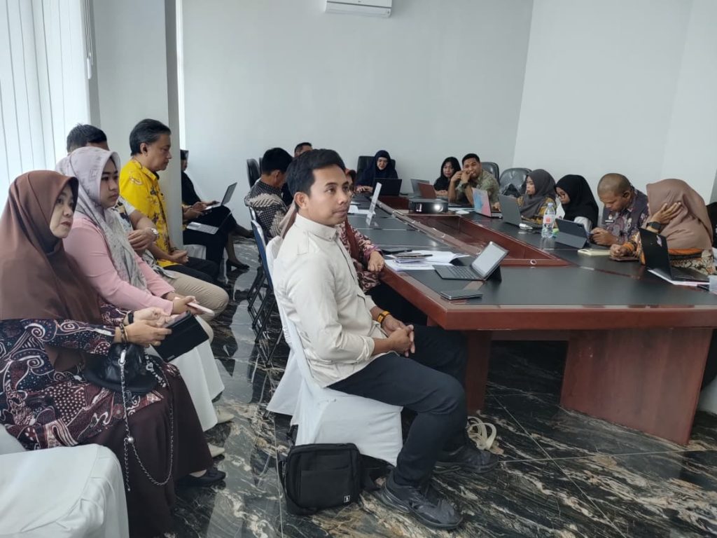 Suasana rapat harmonisasi Ranperda DPRD Soppeng yang difasilitasi oleh Sekretariat DPRD Soppeng di Makassar, 9 Oktober 2025.”