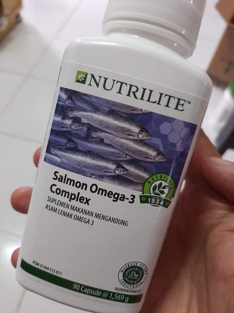 Suplemen Nutrilite Salmon Omega 3 dalam kemasan botol putih