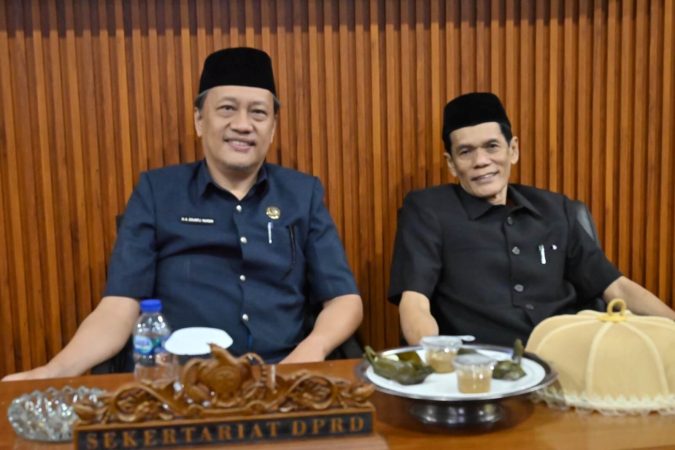 Penulis tersenyum tampil bugar sebagai pengguna rutin Salmon Omega 3