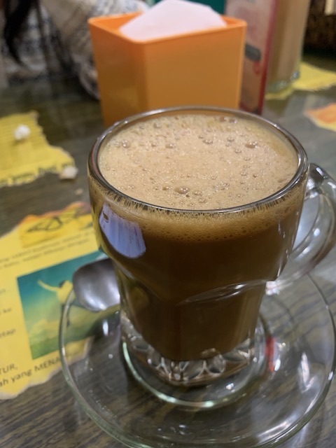 Kopi tarik dan nasi timbel di Warkop Kopi Tiam 88 Surabaya dengan nuansa jadul Tionghoa