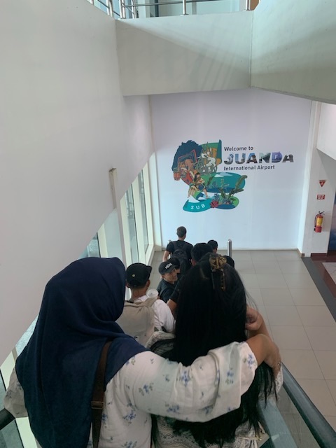 Keluarga menikmati waktu di Hotel Vasa Surabaya selama perjalanan dinas