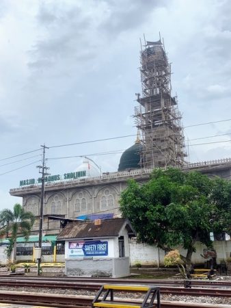Pemandangan area Stasiun Tanggul Jember yang menjadi akses utama untuk ziarah Habib Saleh Tanggul Jember.
