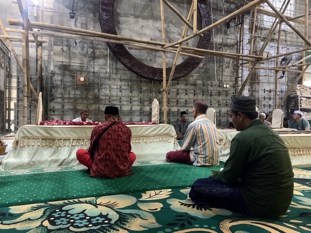 Jalan menuju lokasi ziarah Habib Saleh Tanggul Jember yang berada di samping Stasiun Tanggul.
