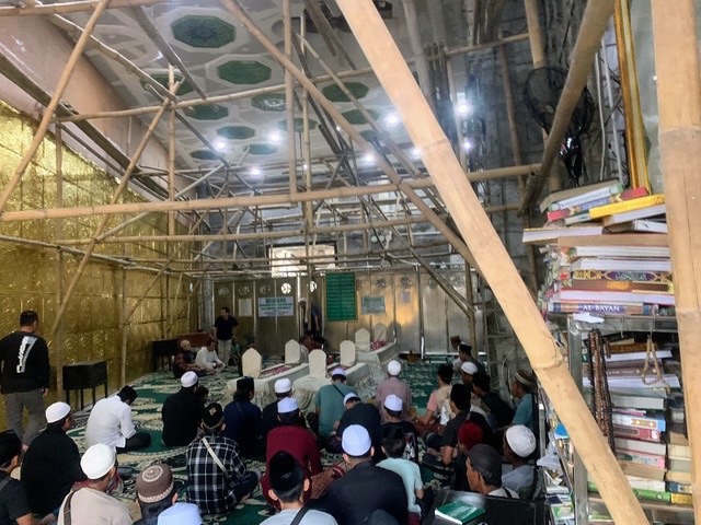 Suasana sekitar makam Habib Saleh bin Nuhson Al Jamid di Tanggul Jember tempat peziarah berdoa.