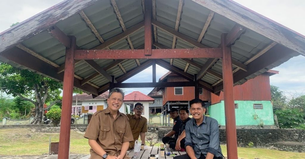 santai bersama sambil melihat pemandangan kota soppeng