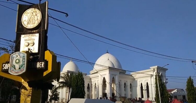 Pemandangan pusat Kota Watansoppeng yang memperlihatkan kemegahan Masjid Agung Darussalam di samping Tugu Adipura.