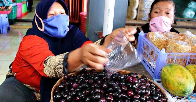 Buah Caloppeng khas Soppeng berwarna hitam manis