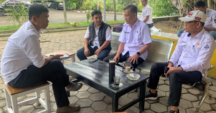 ASN duduk santai setelah bekerja sambil menikmati kopi suasana istirahat kerja dengan tenang