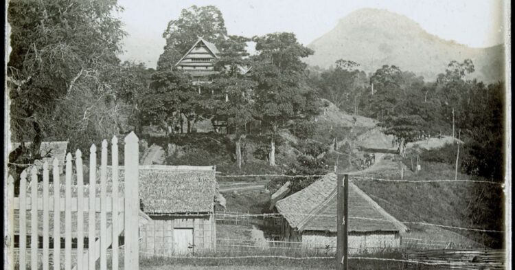 Pemandangan dari taman Gubernur Sipil Kooij ke rumah bangsawan di Wattansoppeng.