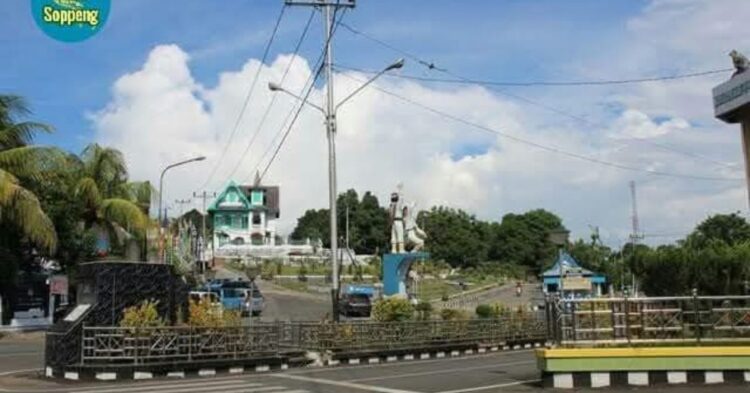 Dua patung pejuang pada monumen di depan BRI Soppeng